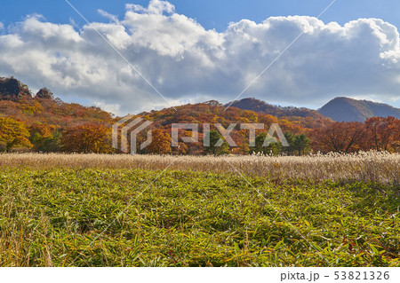 秋の群馬県榛名湖町の榛名湖メロディーライン(県道33号)からスルス峠、三ツ峰山方面を見る 53821326