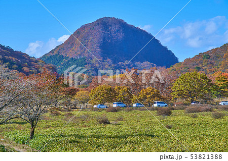 秋の群馬県榛名湖町の榛名湖メロディーライン(県道33号)付近から烏帽子ヶ岳を見る 53821388