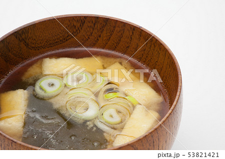 油揚げとわかめの味噌汁 53821421