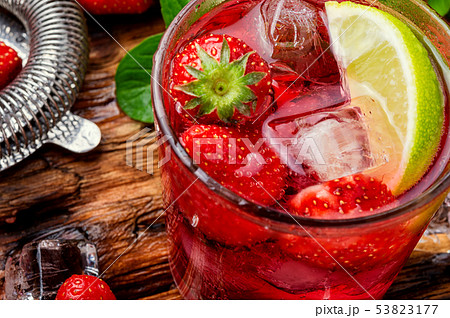 Alcoholic strawberry cocktail 53823177