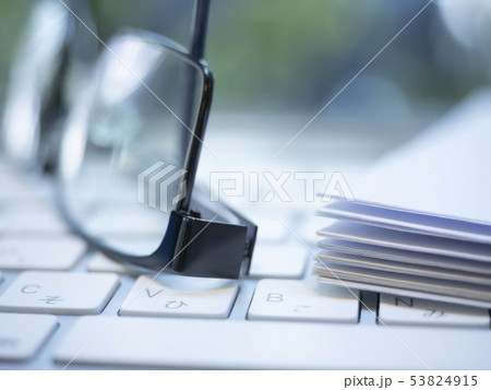 ビジネスイメージ・書類・メガネ・キーボード 53824915