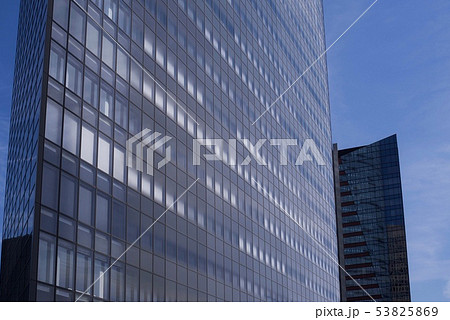 超高層ビルの朝 53825869