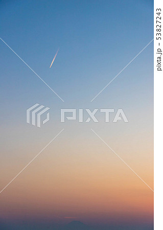 夕焼けの中の飛行機雲 夕焼けの中の飛行機雲 53827243