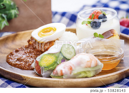 ハンバーグとカレーライス 生春巻きとデザート カフェ料理 イメージ素材 ハンバーグとカレーライス 生春巻きとデザート カフェ料理 イメージ素材 53828143