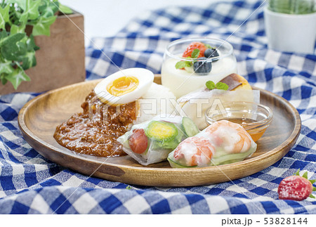 ハンバーグとカレーライス 生春巻きとデザート カフェ料理 イメージ素材 ハンバーグとカレーライス 生春巻きとデザート カフェ料理 イメージ素材 53828144