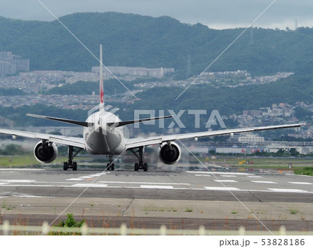 千里川土手から見る大阪国際空港滑走路 53828186