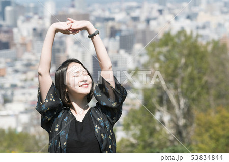空と女性 53834844