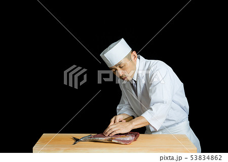 鰹を捌く板前 鰹を捌く板前 53834862