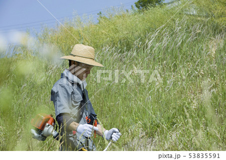 草刈り、除草イメージ 草刈りをする男性 草刈り、除草イメージ 草刈りをする男性 53835591