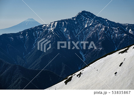 南アルプス 残雪の北岳 (仙丈ヶ岳から望む) 南アルプス 残雪の北岳 (仙丈ヶ岳から望む) 53835867