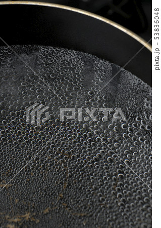 お湯を沸かす 53836048