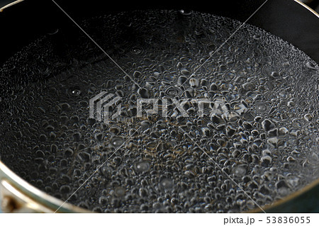 お湯を沸かす 53836055