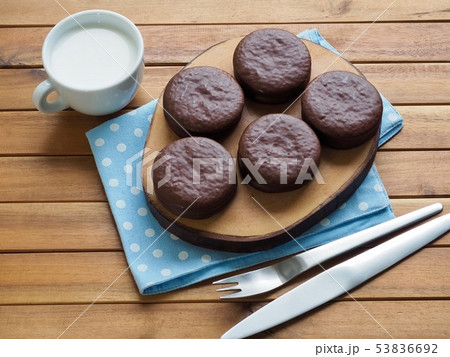 チョコパイ 牛乳 チョコレート 53836692