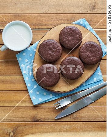 チョコパイ 牛乳 チョコレート 53836695