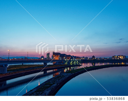 大阪 淀川大堰と夕暮れの空 大阪 淀川大堰と夕暮れの空 53836868