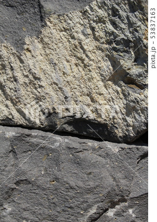 荒い岩肌 53837163