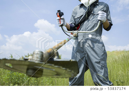 草刈り、除草イメージ 草刈りをする男性手元 草刈り、除草イメージ 草刈りをする男性手元 53837174