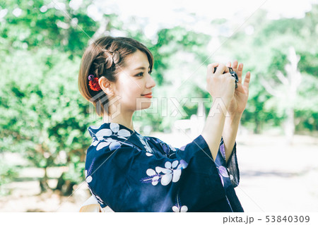 写真を撮る浴衣の女性 写真を撮る浴衣の女性 53840309