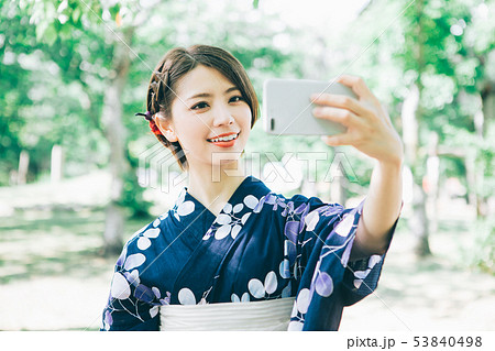 スマホで自撮りをする浴衣の女性 の写真素材