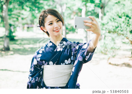 スマホで自撮りをする浴衣の女性　 53840503