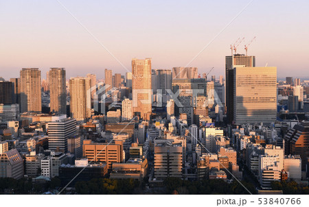 日本の東京都市景観　夕陽に染まる勝どきなどを望む 53840766
