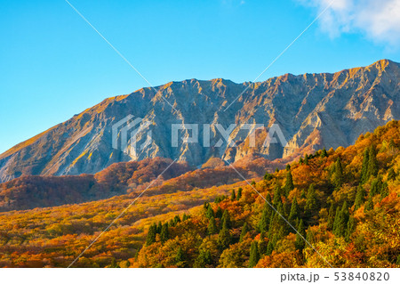 鍵掛峠 紅葉 青空の写真素材