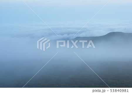 雲海に覆われた山（北海道） 53840981