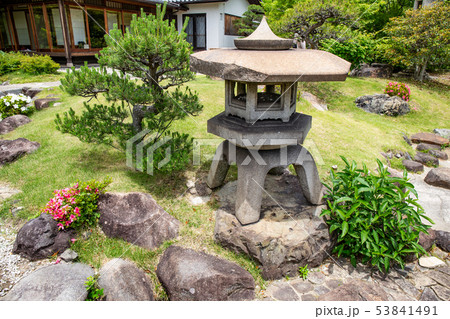 須磨離宮公園の灯籠と新緑 53841491