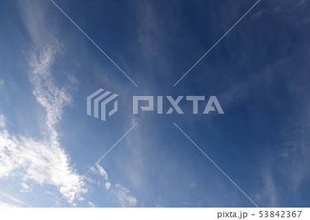 夕方薄く見えた環天頂アーク、太陽は右下、令和元年5月22日。空の背景素材 53842367