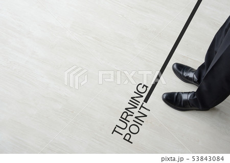ビジネスイメージ―ターニングポイントに立つビジネスマン ビジネスイメージ―ターニングポイントに立つビジネスマン 53843084