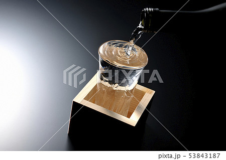 お酒を注ぐ 53843187