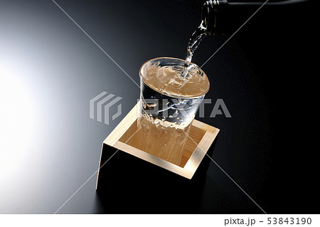お酒を注ぐ 53843190
