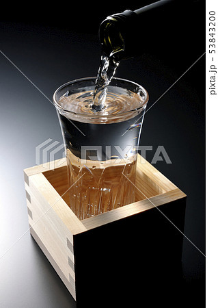 お酒を注ぐ お酒を注ぐ 53843200