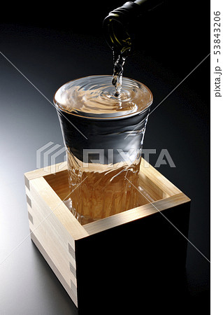 お酒を注ぐ 53843206