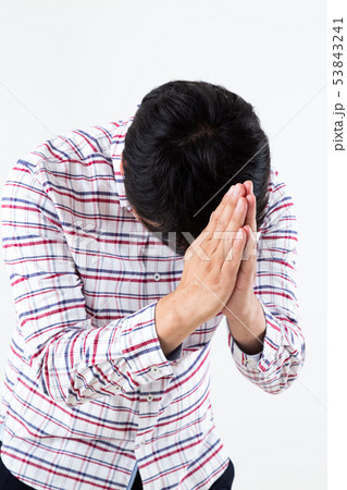頼み込む男性 53843241