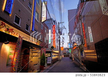 日本の東京都市景観 鶯谷駅周辺のホテル街などを望む 日本の東京都市景観 鶯谷駅周辺のホテル街などを望む 53843623