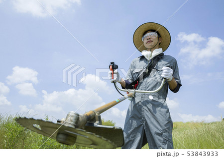 草刈り、除草イメージ 草刈りをする男性 草刈り、除草イメージ 草刈りをする男性 53843933