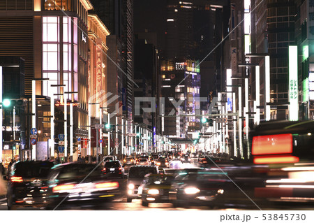 日本の東京都市景観 「日本橋」などを望む・車の流れ(夜景) 日本の東京都市景観 「日本橋」などを望む・車の流れ(夜景) 53845730