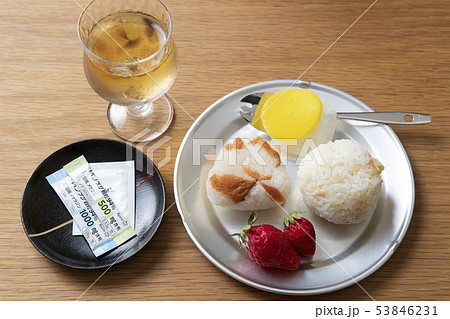 おむすびプレートと薬 53846231