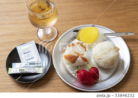 おむすびプレートと薬 53846232