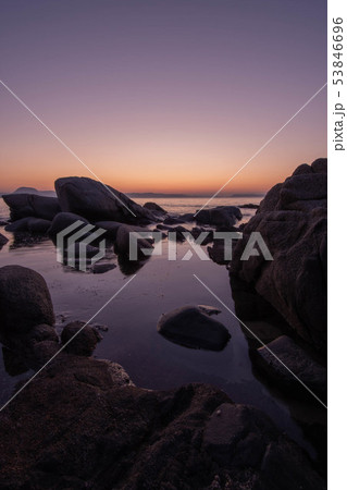 海岸の夕暮れ 53846696