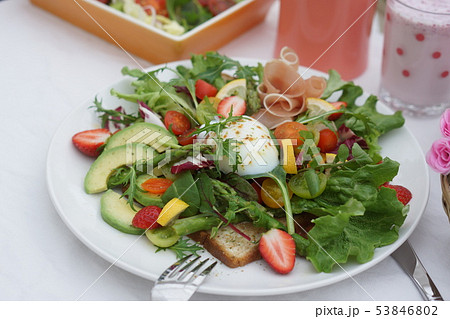 フレッシュ野菜のオープンサンド～トロトロ半熟卵をのせて 53846802