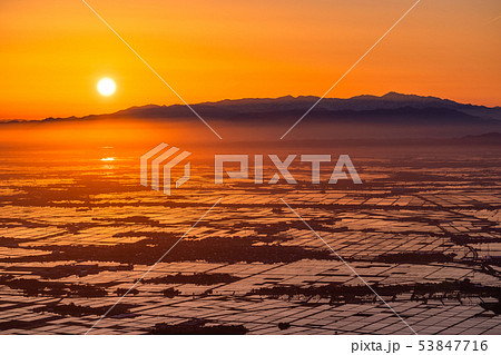 《新潟県》越後平野の夜明け・水鏡の田園風景 53847716