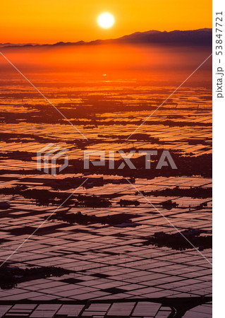 《新潟県》越後平野の夜明け・水鏡の田園風景 53847721