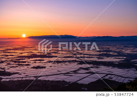 《新潟県》越後平野の夜明け・水鏡の田園風景 53847724
