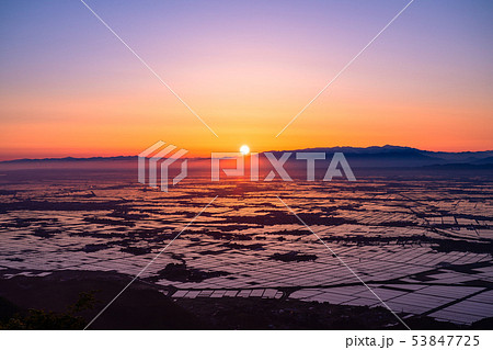 《新潟県》越後平野の夜明け・水鏡の田園風景 53847725