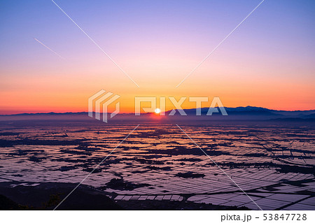 《新潟県》越後平野の夜明け・水鏡の田園風景 53847728