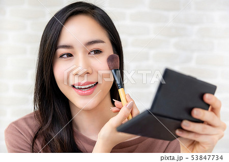 Asian beauty blogger doing cosmetic makeup tutor 53847734