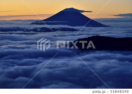 南アルプス千枚小屋から朝焼け空に雲海と富士山 南アルプス千枚小屋から朝焼け空に雲海と富士山 53848349