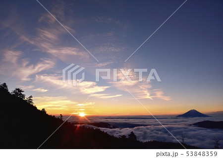 南アルプス千枚小屋から日の出と朝焼け雲に雲海と富士山 53848359